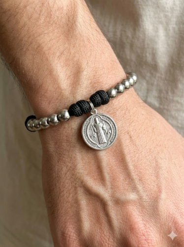 Różaniec na rękę metalowy - czarny widok na ręce